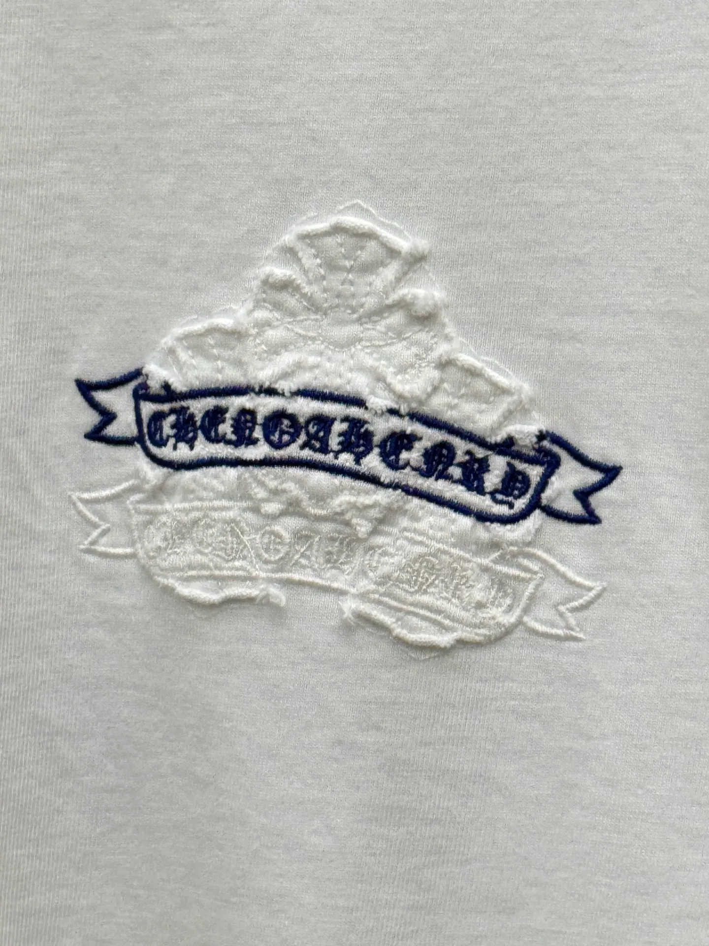 P230 top version, real shot without P, ​​different from market currency) 𝗖𝗵𝗿𝗼𝗺𝗲 𝗛𝗲𝗮𝗿𝘁𝘀/Croxin 2026 spring new original single counter American patch embroidered couple short sleeves 👑The highest version! Customized fabric 320 grams, patch embroidery, best-selling model at the counter, very comfortable to wear. Accessories: original molded and authenticated collar label ➕ 100% silk wash water label. Genuine purchase-grade original hangtag➕matching hanging rope➕3D hanging beads➕original packaging bag. Craftsmanship: The original version has consistent wiring! The highest version of the armhole matching technique! Color: White Black Size: S M L XL Style No.: 6606